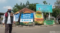Meski banyak yang kontra, tak sedikit juga pro terhadap rencana tersebut. Tampak sejumlah spanduk dukungan juga bertulisan Masjid At-Tabayun di sekeliling area yang akan menjadi masjid dan menjadi lokasi salat Jumat Anies dan warga.  