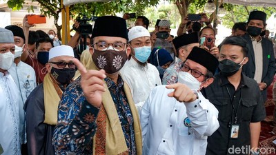 Foto: Anies Salat Jumat di Lokasi Masjid At-Tabayyun