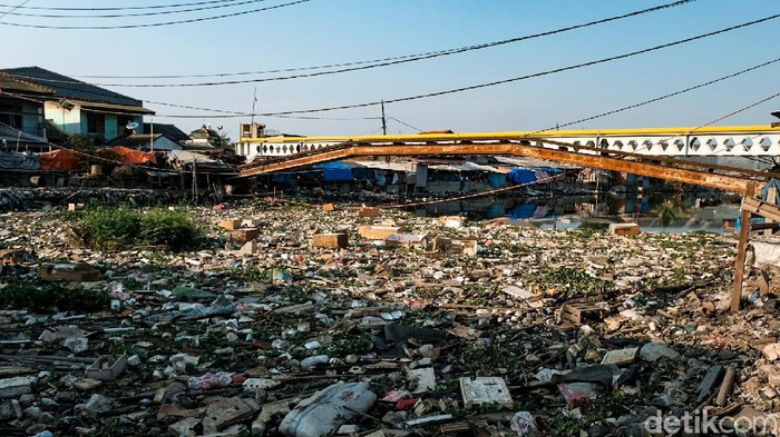 Beginilah kondisi Kali Prancis yang tertutup oleh sampah bak sebuah kepulauan yang memprihatinkan di Tangerang, Banten. Iiih... Jorok!