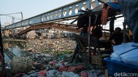 Bantaran Kali Prancis itu sendiri merupakan sebuah pasar dan permukiman padat penduduk. Ada juga warga yang asyik berteduh diatas kali yang penuh dengan sampah tersebut.