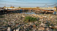 Ini potret pulau sampah yang direkam oleh detikcom dan berada tepat di bawah jembatan Kali Prancis, Kabupaten Tangerang, Banten, Jumat (27/8/2021).