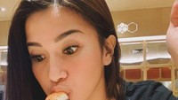 Wanita kelahiran 11 Mei, 27 tahun silam ini ternyata seorang penyuka kuliner dan hobi menghabiskan waktunya di kafe. Sushi menjadi salah satu makanan favorit Dita yang membuatnya selalu tak sabar untuk menyantapnya. Foto: Instagram/fakhranaa