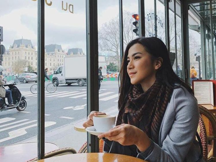 Dita Fakhrana Doyan Ngopi dan Hangout di Kafe, Ini Buktinya!