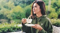 Minum kopi di tengah alam juga menjadi cara Dita untuk menikmati waktu luangnya. Sambil sesekali memotret suasana alam yang asri sering dilakukan Dita jika sedang libur shooting. Foto: Instagram/fakhranaa