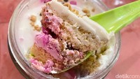Mengusung tema es podeng, di dalam cake ada komponen rasa gurih kelapa, krenyes renyah kacang, manis alpukat, dan shirataki jelly warna pink yang menggantikan biji mutiara pada es podeng biasa.
