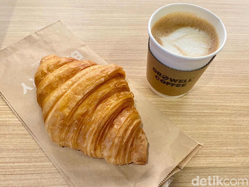Growell Coffee: Menghirup Almond Latte Sambil Ngemil Cake Es Podeng Sehat