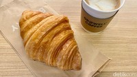 Almond Latte (hot) (Rp 59.000) dan butter croissant (Rp 24.200) sebaiknya tak dilewatkan. Almond latte memiliki rasa kopi yang sangat lembut dengan jejak rasa kacang (nutty) khas almond.