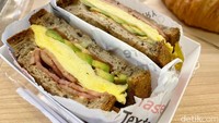 Mau melahap yang mengenyangkan? Avocado Smoked Beef Breakfast Sandwich (Rp 60.500) bisa jadi pilihan. Isiannya padat yaitu beef bacon, telur, alpukat, dan sayuran.