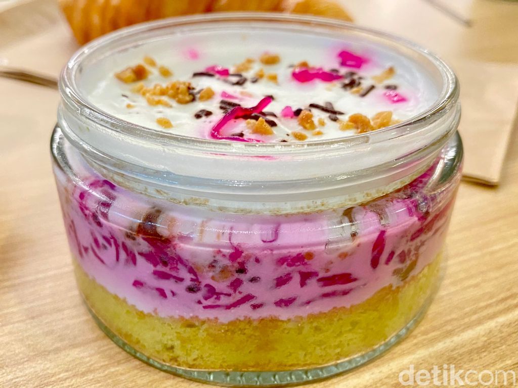 Growell Coffee: Menghirup Almond Latte Sambil Ngemil Cake Es Podeng Sehat