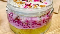Cake ini juga bersifat bebas gluten, bebas gula, dan bebas produk susu. Bahannya antara lain almond meal, telur rendah kolesterol, shirataki jelly, coconut cream, alpukat, kacang almond dan mete panggang, meises homemade, dan dark chocolate.