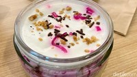 Kami juga tertarik dengan Es Podeng Cake In A Jar (Rp 100.000) buatan Sinless Break. Cake ini disebut sehat karena minim tepung. Bahan utamanya adalah shirataki yang terkenal rendah kalori.