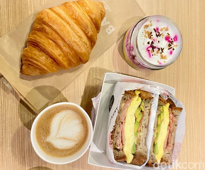 Growell Coffee: Menghirup Almond Latte Sambil Ngemil Cake Es Podeng Sehat Growell Coffee: Menghirup Almond Latte Sambil Ngemil Cake Es Podeng Sehat