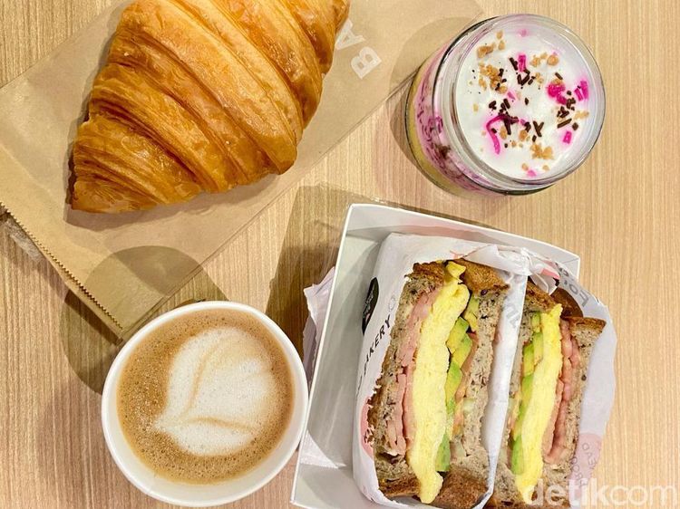 Ngopi Almond Latte dan Ngemil Cake Es Podeng Sehat di Dalam Supermarket