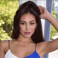 Gwen 29 tahun lebih muda dari Gavin. Gwen berusia 26, sementara Gavin 55 tahun. Foto: dok. Instagram/@gwensinger