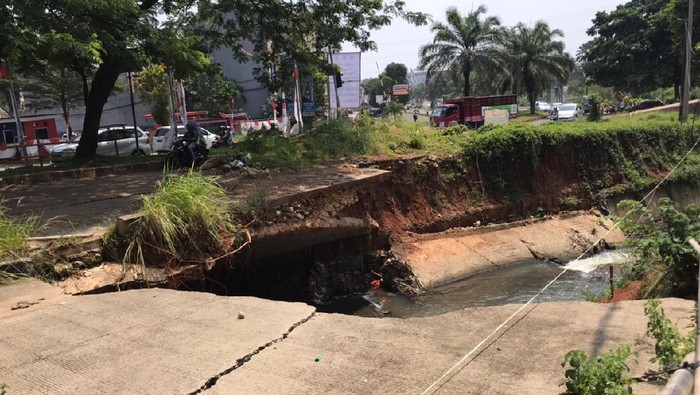 Jalan amblas di Grand Depok City, Depok belum diperbaiki (Firda Cynthia/detikcom)