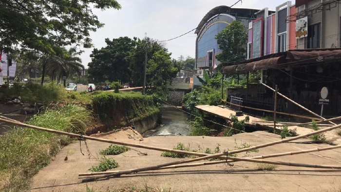 Jalan amblas di Grand Depok City, Depok belum diperbaiki (Firda Cynthia/detikcom)