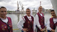 Para penari berpose di sela-sela seremoni pembangunan jembatan yang menandai 100 tahun hubungan Rumania-Jepang (26/8). Proyek infrastruktur tersebut diharapkan mampu merangsang pertumbuhan ekonomi di kawasan timur Romania yang berbatasan langsung dengan Laut Hitam dan Moldova.