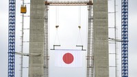 Bendera Jepang dikibarkan di sela-sela seremoni pembangunan jembatan yang menandai 100 tahun hubungan Rumania-Jepang (26/8). Pembangunan jembatan gantung tersebut menghabiskan  anggaran hingga 434 juta Euro. 