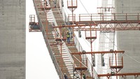 Jembatan gantung ini membentang di atas Sungai Danube di Kota Braila, Rumania. Jembatan gantung yang dibangun perusahaan Jepang dan Italia tersebut menghubungkan Kota Braila dan Kota Tulcea.