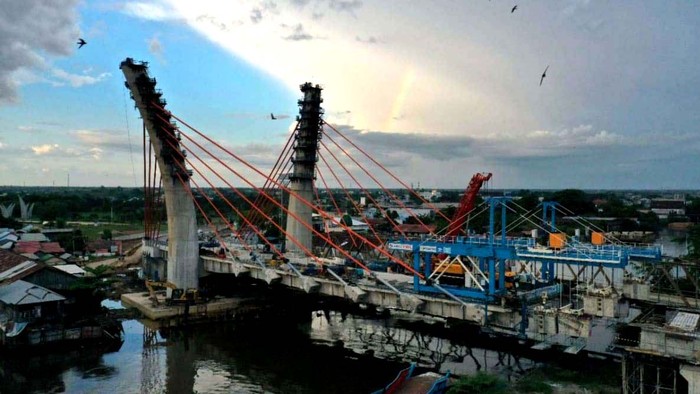 Berbagai infrastruktur dibangun untuk menunjang perekonomian di Kalimantan Selatan. Dua di antaranya adalah Bendungan Tapin dan Jembatan Sei Alalak.