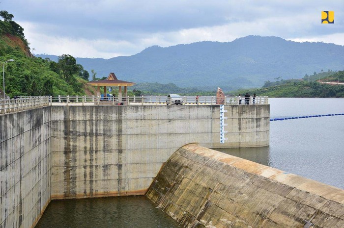 Berbagai infrastruktur dibangun untuk menunjang perekonomian di Kalimantan Selatan. Dua di antaranya adalah Bendungan Tapin dan Jembatan Sei Alalak.