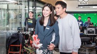 Ji Sung rupanya mengalami cinta lokasi pada Lee Bo Young dan langsung menyatakan perasaannya. (Foto: dok. SBS PD Note)   