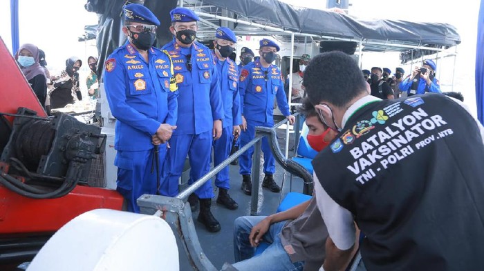 Kabaharkam Polri Komjen Arief Sulistyanto meninjau Vaksinasi Terapung yang digelar Polda NTB