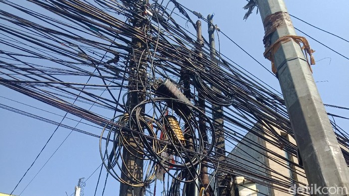 Kabel-kabel di atas tiang sepanjang Jl Mampang Prapatan Raya, 27 Agustus 2021. (Nahda Rizki Utami/detikcom)