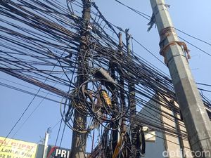 Galian SJUT Kelar, Warga Mampang Harap Kabel Semrawut di Tiang Dipindah