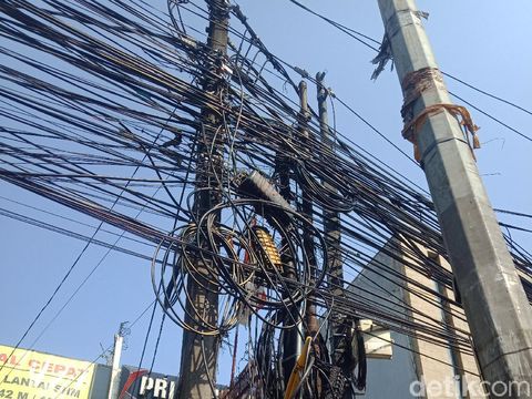 Kabel-kabel di atas tiang sepanjang Jl Mampang Prapatan Raya, 27 Agustus 2021. (Nahda Rizki Utami/detikcom)