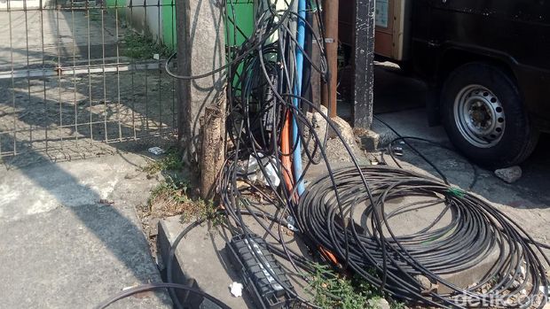 Kabel-kabel di atas tiang sepanjang Jl Mampang Prapatan Raya, 27 Agustus 2021. (Nahda Rizki Utami/detikcom)