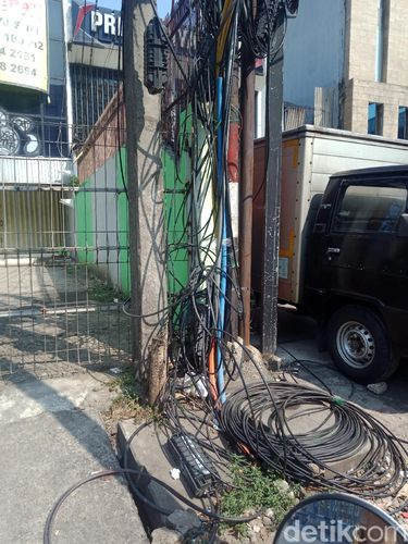 Kabel-kabel di atas tiang sepanjang Jl Mampang Prapatan Raya, 27 Agustus 2021. (Nahda Rizki Utami/detikcom)