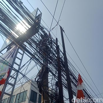 Kabel-kabel di atas tiang sepanjang Jl Mampang Prapatan Raya, 27 Agustus 2021. (Nahda Rizki Utami/detikcom)