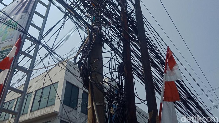 Kabel-kabel di atas tiang sepanjang Jl Mampang Prapatan Raya, 27 Agustus 2021. (Nahda Rizki Utami/detikcom)