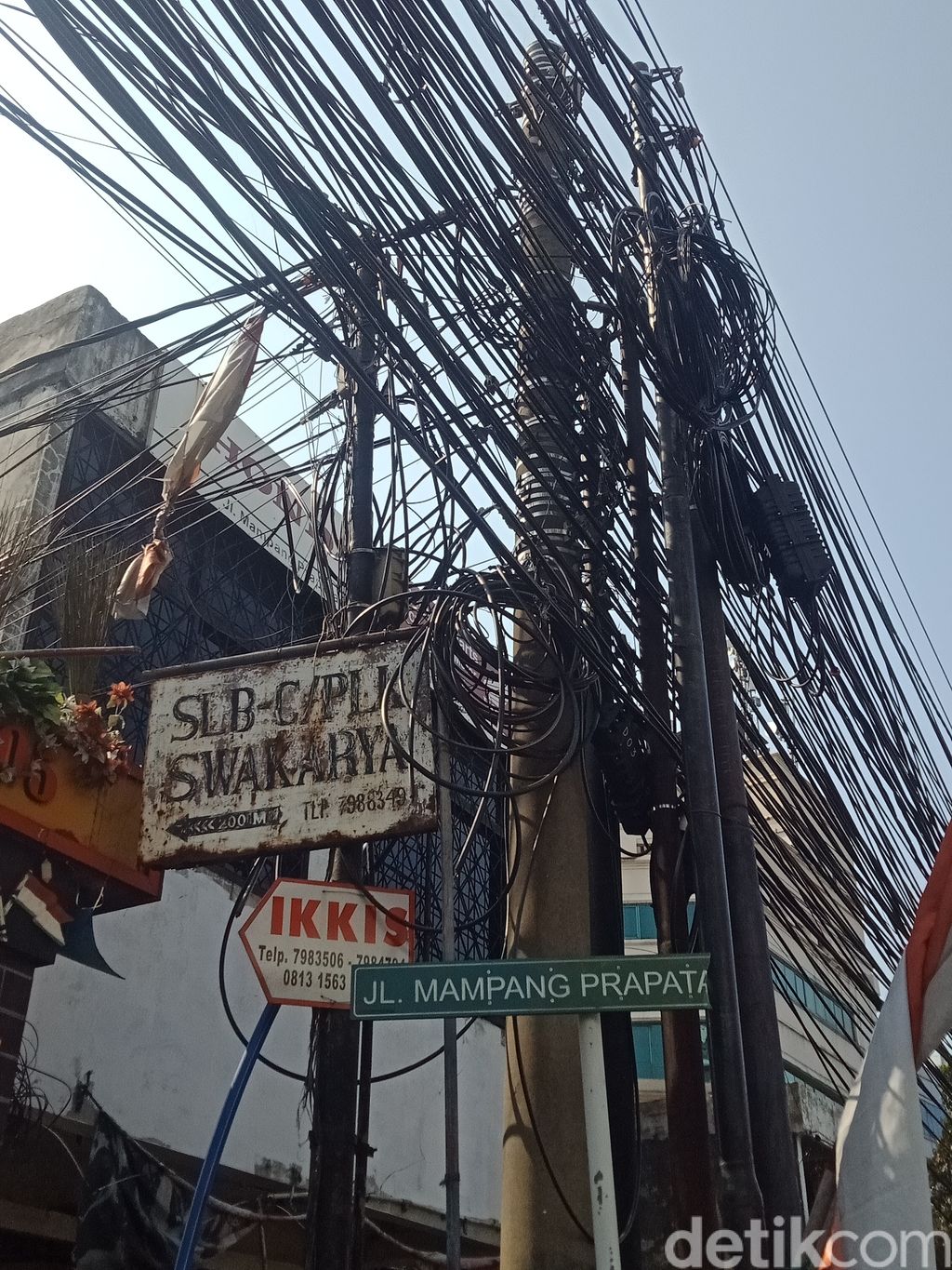 Kabel-kabel di atas tiang sepanjang Jl Mampang Prapatan Raya, 27 Agustus 2021. (Nahda Rizki Utami/detikcom)