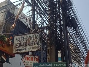 Semrawutnya Kabel-kabel Tiang Mampang Prapatan, Harus Masuk Galian SJUT