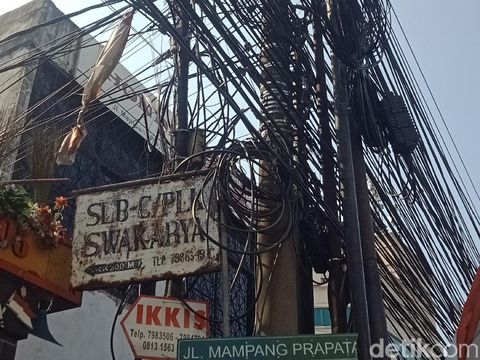 Kabel-kabel di atas tiang sepanjang Jl Mampang Prapatan Raya, 27 Agustus 2021. (Nahda Rizki Utami/detikcom)