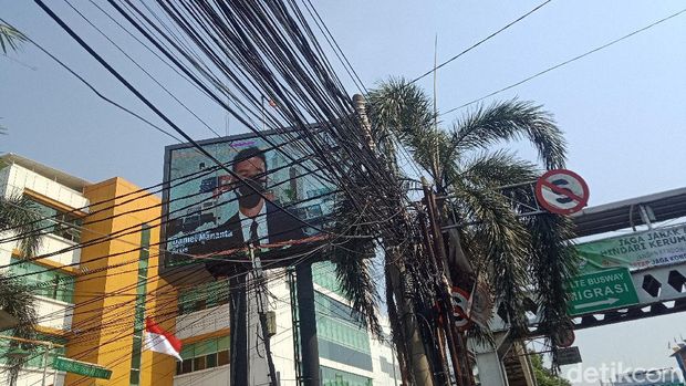 Kabel-kabel di atas tiang sepanjang Jl Mampang Prapatan Raya, 27 Agustus 2021. (Nahda Rizki Utami/detikcom)