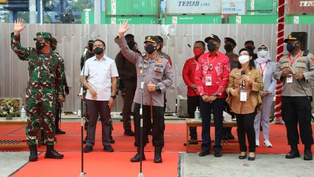 Kapolri Jenderal Listyo Sigit Prabowo dan Panglima TNI Marsekal Hadi Tjahjanto cek tempat isoter terapung KM Tidar di Jayapura