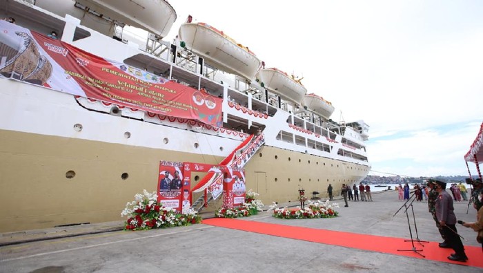 Kapolri Jenderal Listyo Sigit Prabowo dan Panglima TNI Marsekal Hadi Tjahjanto cek tempat isoter terapung KM Tidar di Jayapura