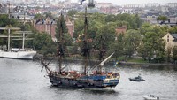 Diketahui, Kapal Gotheborg yang asli karam pada tahun 1745 silam. Pada tahun 1984, sisa-sisa kapal itu ditemukan dan memunculkan ide untuk membangun replika kapal layar tersebut. Pembuatan replika kapal pun dimulai pada tahun 1995 dan kapal diluncurkan delapan tahun kemudian. Pelayaran perdana dari Gotheborg ke Stockholm dilakukan pada tahun 2005. Tahun depan rencananya kapal itu akan kembali berlayar menuju Asia. AP Photo/Christine Olsson.