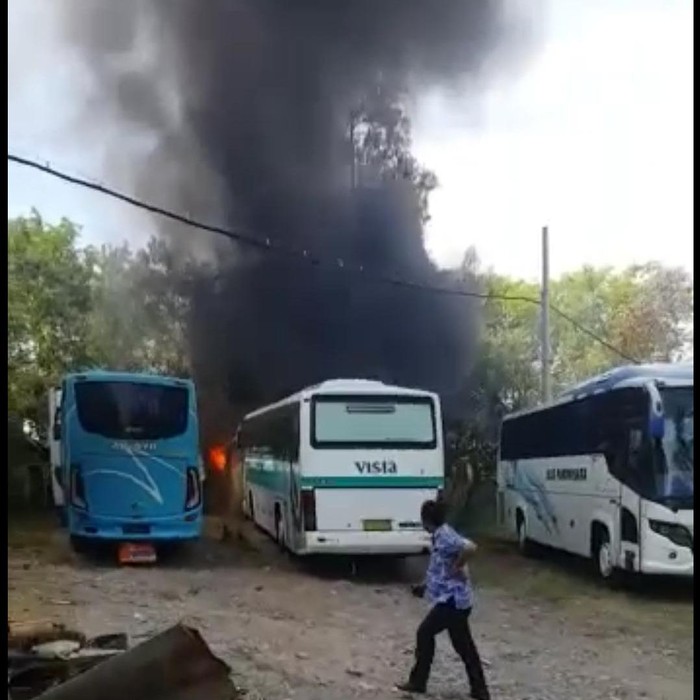 Dua bus terbakar di Surabaya. Api kebakaran beraasal dari pembakan sampah di sekitar bus.