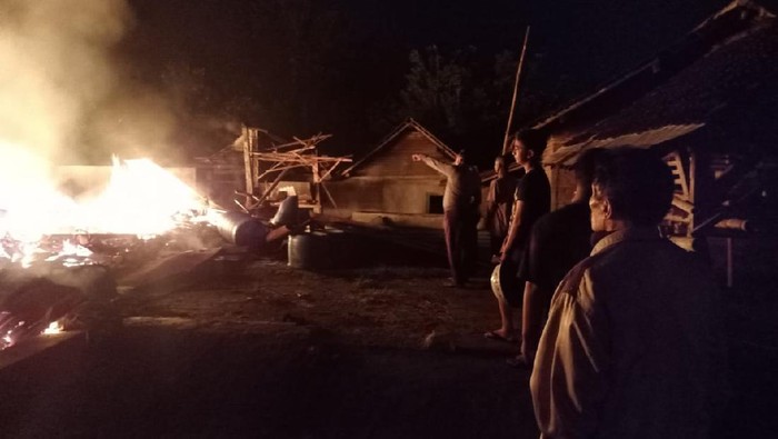 kebakaran gudang jati di blitar