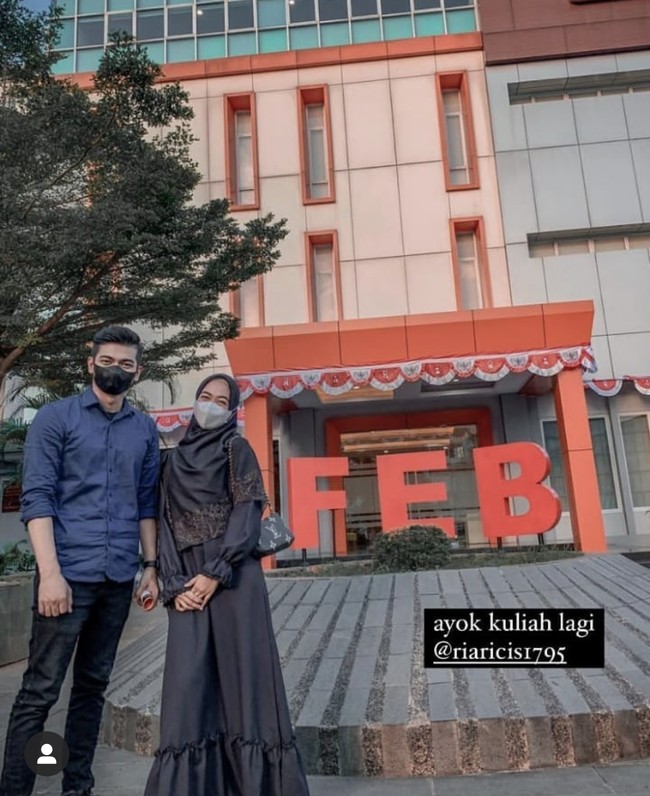 Soal lamaran, keluarga Ria Ricis yang diwakili oleh kakak iparnya, Ory Vitrio angkat bicara. Ory Vitrio mengatakan Ria Ricis belum dilamar oleh Teuku Ryan dan masih dalam tahap pembicaraan. Insyaallah akhir September rencananya (lamaran). Masih lama, nanti dikabari kalau sudah matang, kata Ory Vitrio saat dihubungi wartawan. (Foto: Instagram dan TikTok)