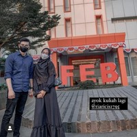 Soal lamaran, keluarga Ria Ricis yang diwakili oleh kakak iparnya, Ory Vitrio angkat bicara. Ory Vitrio mengatakan Ria Ricis belum dilamar oleh Teuku Ryan dan masih dalam tahap pembicaraan. Insyaallah akhir September rencananya (lamaran). Masih lama, nanti dikabari kalau sudah matang, kata Ory Vitrio saat dihubungi wartawan. (Foto: Instagram dan TikTok)