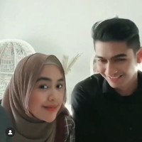 Saat berkunjung ke Aceh, Ria Ricis membuat konten bersama dengan Teuku Ryan yang telah ditonton jutaan kali. Dalam video terakhir yang diunggah oleh Ria Ricis, sang youtuber menuliskan judul orang baik @teukuryantr. (Foto: Instagram dan TikTok)