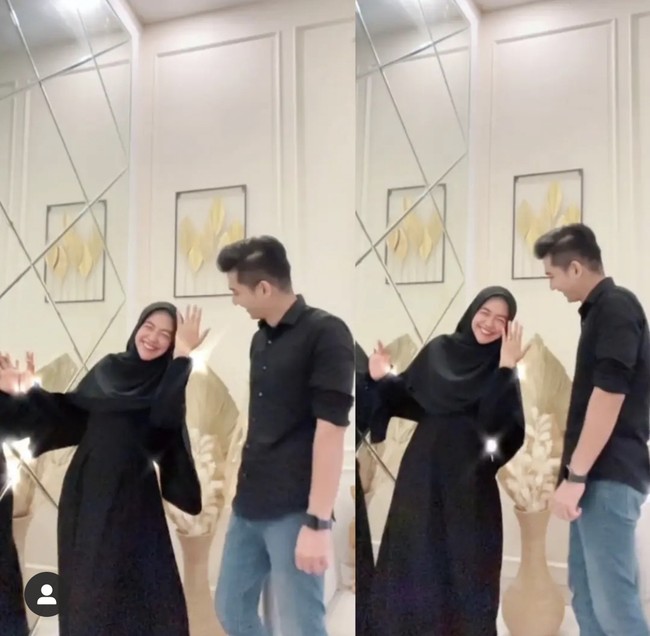 Keduanya dikabarkan sudah melangsungkan lamaran karena Ria Ricis sempat memperlihatkan cincin yang melingkar di jari manisnya saat membuat video dengan Teuku Ryan. Dalam foto profil Teuku Ryan juga memasang foto cincin berlian yang melingkar di jari. (Foto: Instagram dan TikTok)