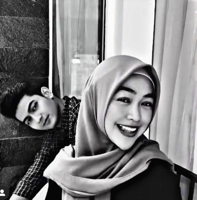 Isu bermula saat Ria Ricis terlihat kerap tampil dengan Teuku Ryan lewat konten di TikTok. Bahkan ia sempat terbang ke Aceh menemui Ryan. (Foto: Instagram dan TikTok)