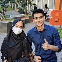 Ria Ricis sempat dikabarkan akan segera mengakhiri masa lajangnya. Seorang pria berdarah Aceh bernama Teuku Ryan disebut-sebut menjadi calon suaminya. Keduanya memang terlihat sering bersama di media sosial. (Foto: Instagram dan TikTok)