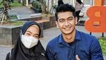 Momen Ria Ricis dan Teuku Ryan Sambangi Makam Ayah Jelang Lamaran
